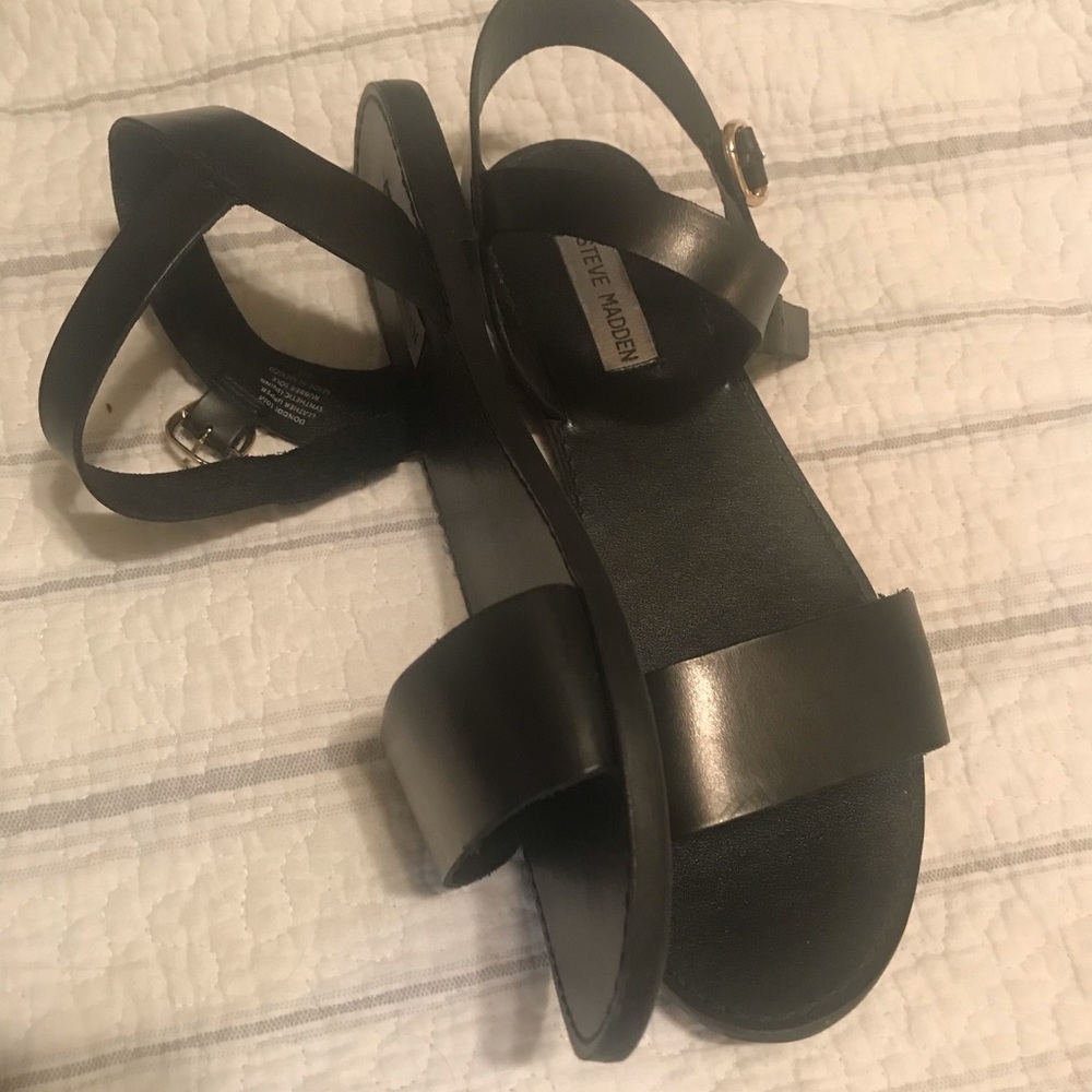 Steve Madden Donddi Flat Sandals 10m